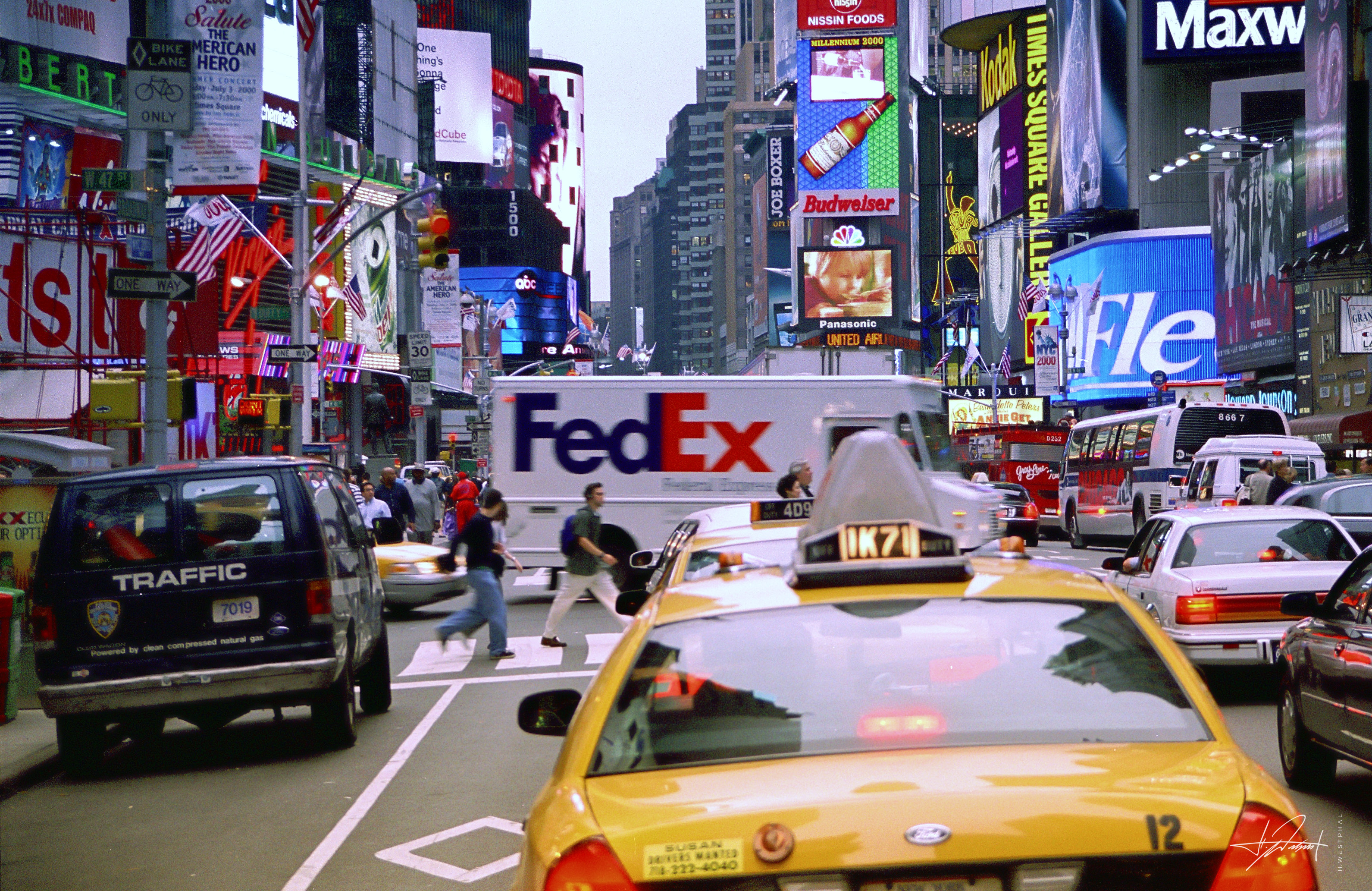 Times Square mit gelben Taxis und Leuchtreklamen, New York, um 2000